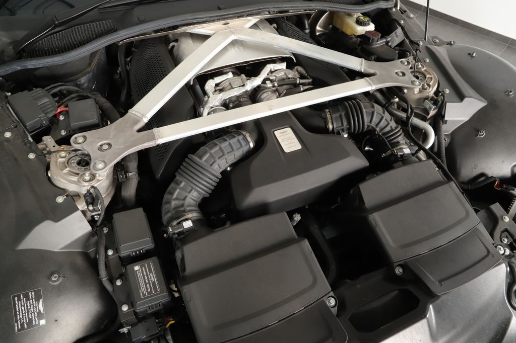 Aston Martin V8 Vantage 2022