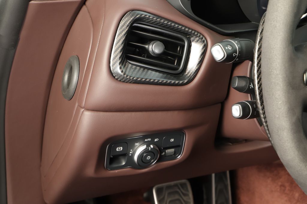 Aston Martin V8 Vantage 2022