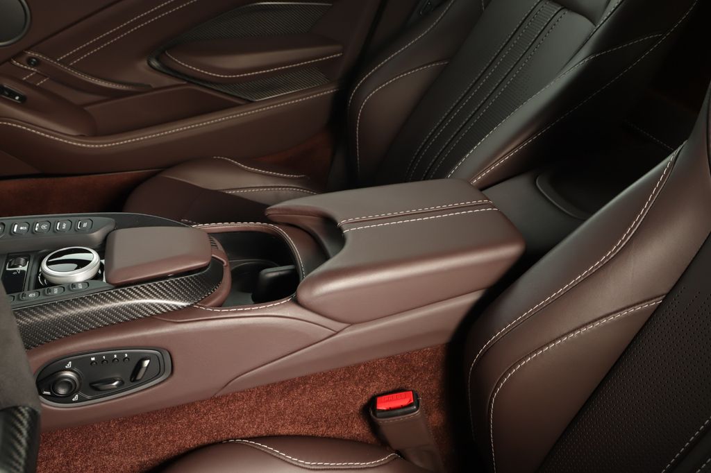 Aston Martin V8 Vantage 2022