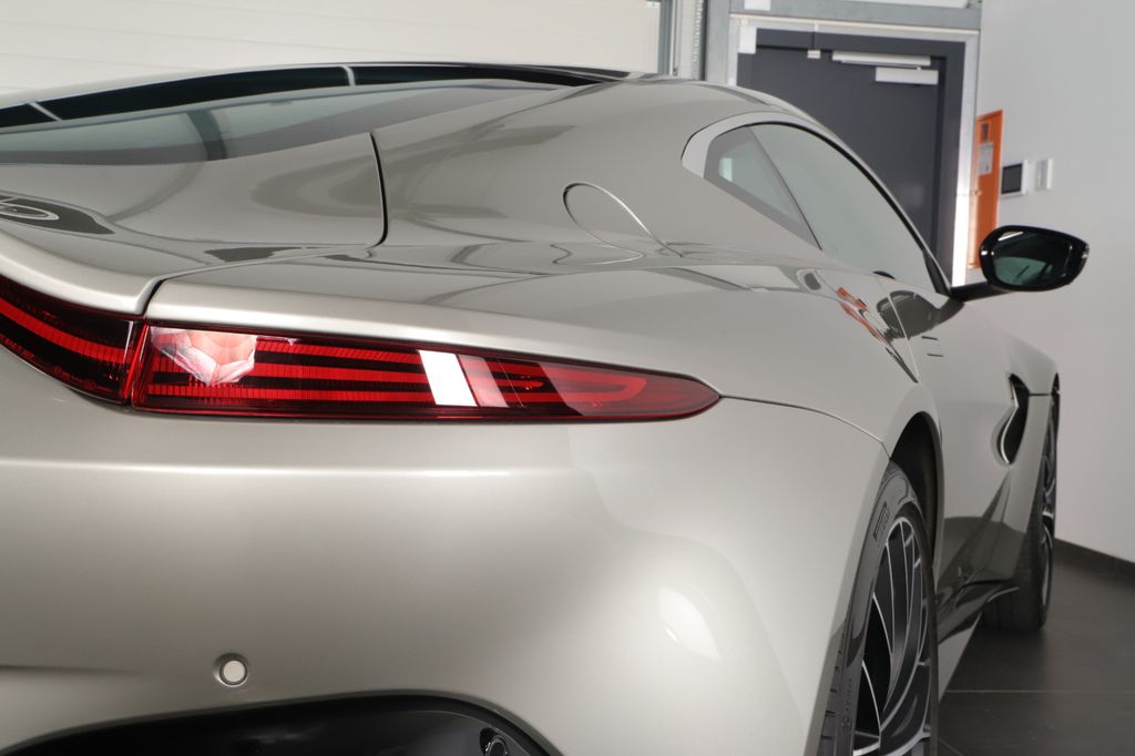 Aston Martin V8 Vantage 2022