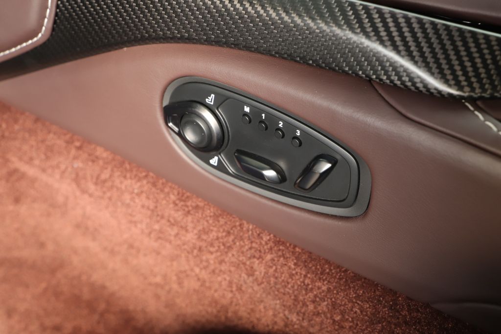 Aston Martin V8 Vantage 2022