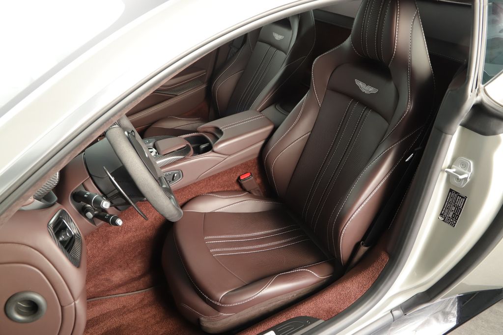 Aston Martin V8 Vantage 2022