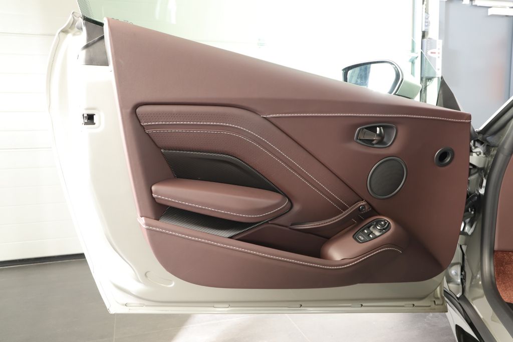 Aston Martin V8 Vantage 2022