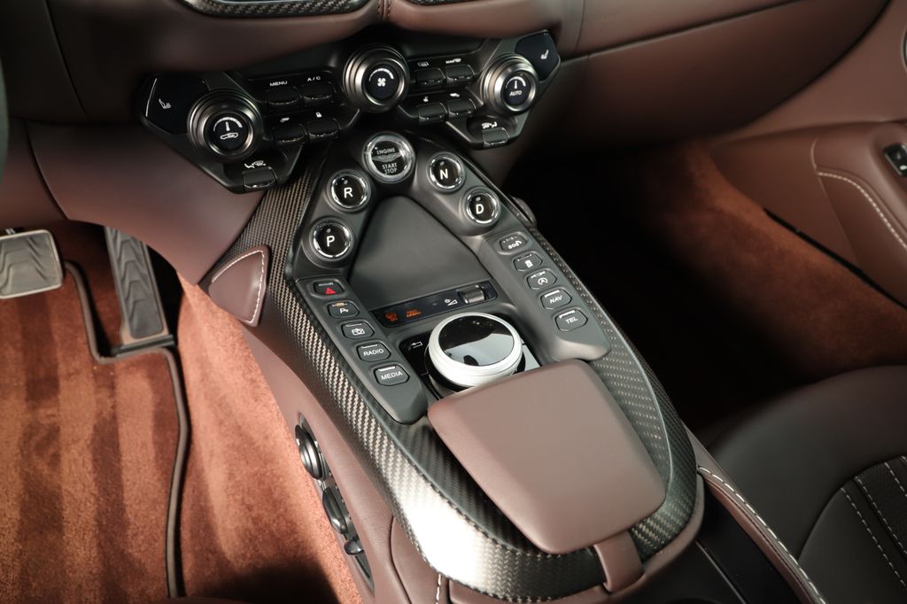 Aston Martin V8 Vantage 2022