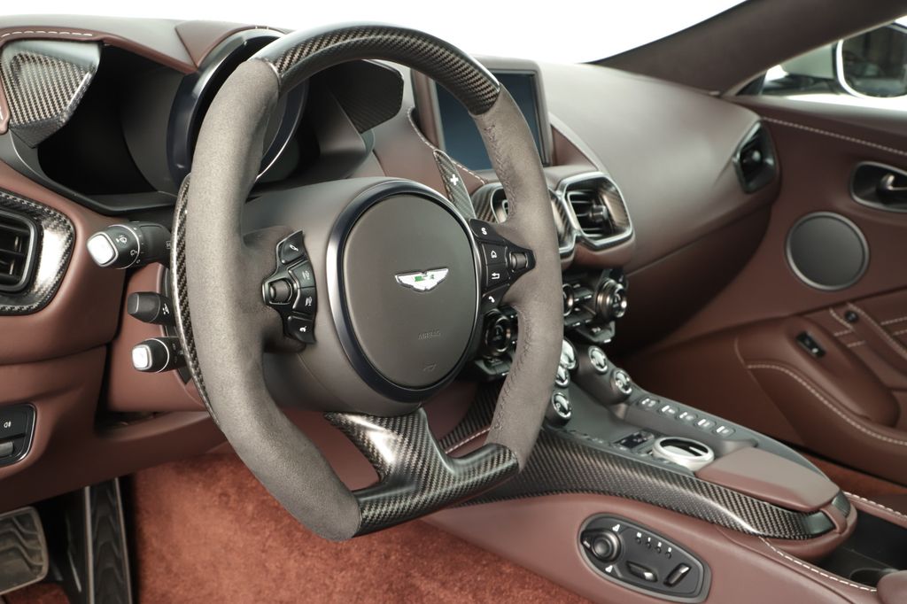 Aston Martin V8 Vantage 2022