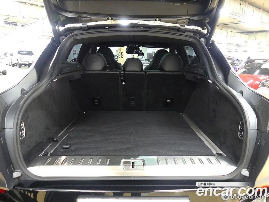 Astonmartin DBX 2021