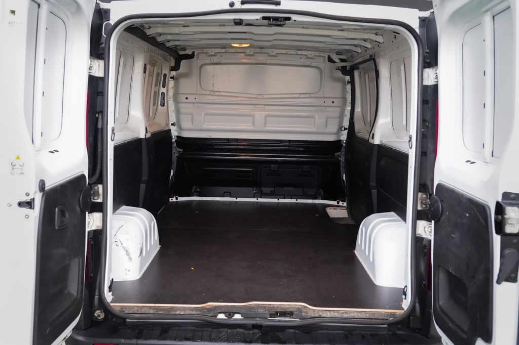 Nissan NV300 2021
