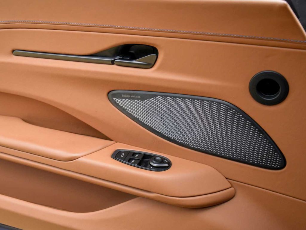 Aston Martin V8 Vantage 2024