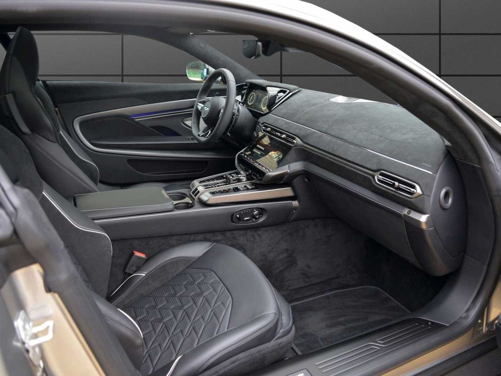 Aston Martin Vanquish 2025