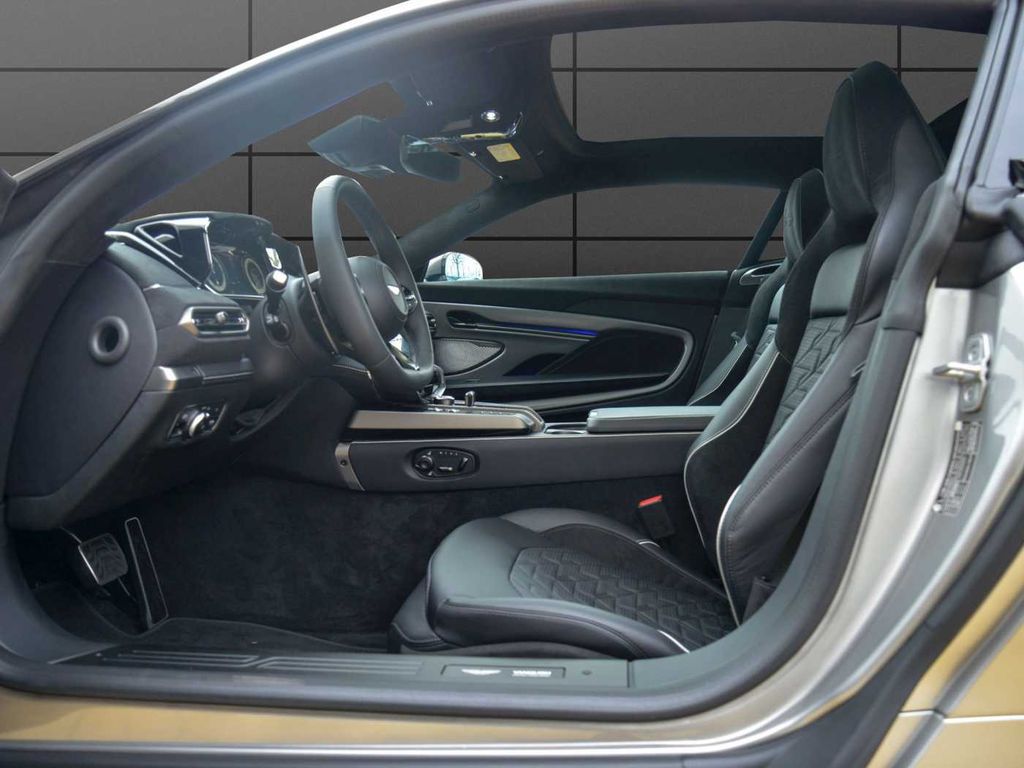 Aston Martin Vanquish 2025