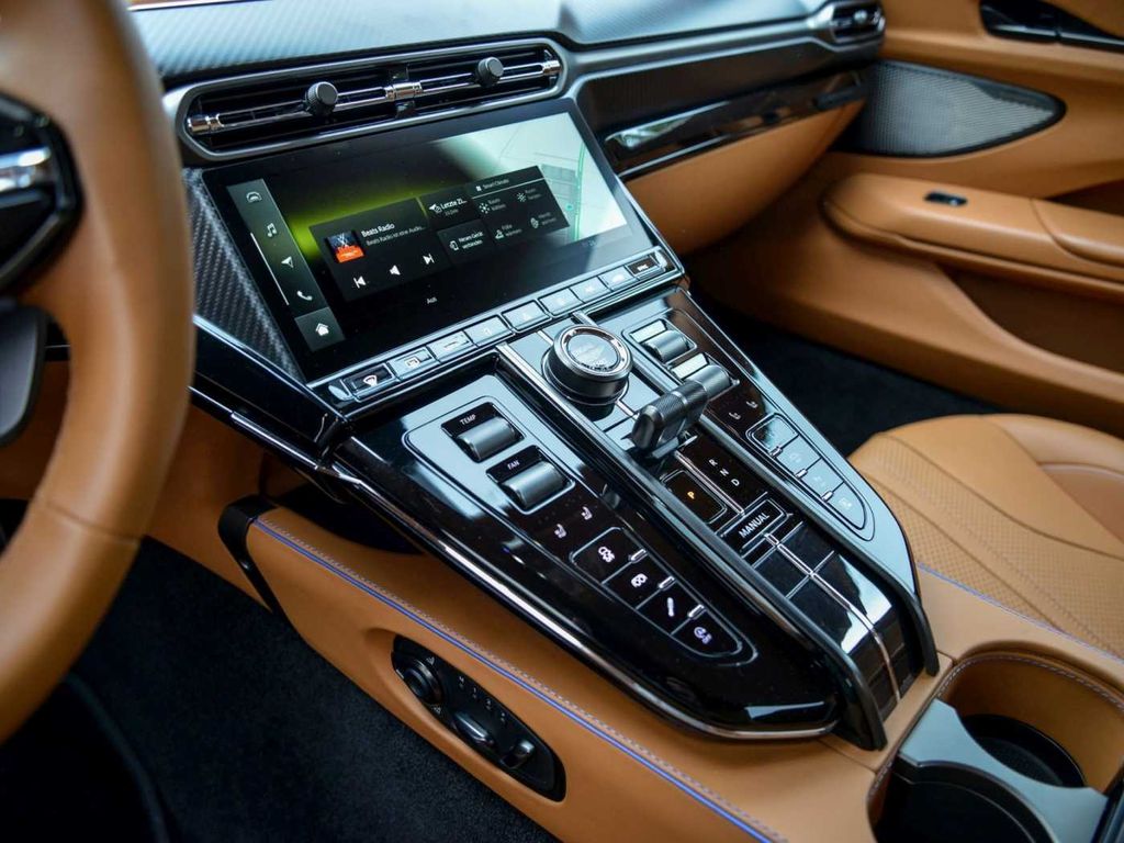 Aston Martin V8 Vantage 2024