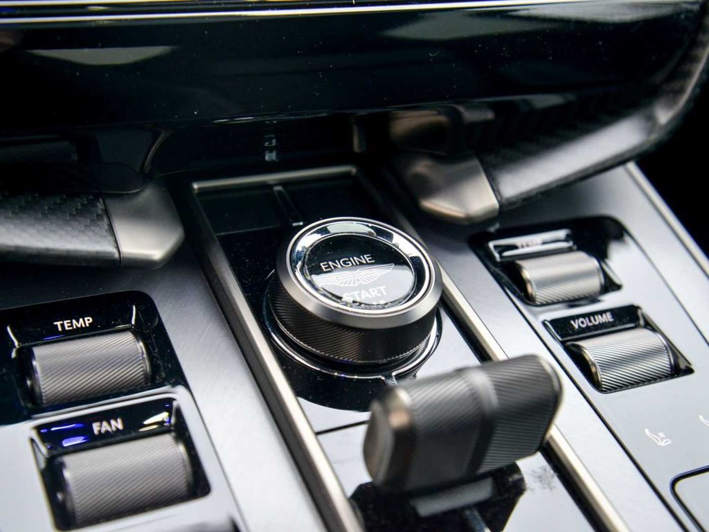 Aston Martin Vanquish 2025