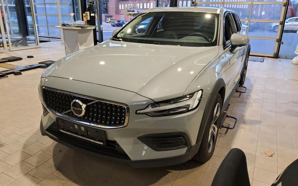 Volvo V60 Cross Country 2023