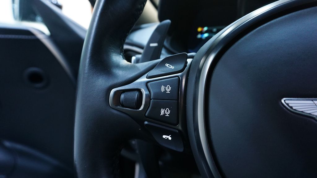 Aston Martin V8 Vantage 2021