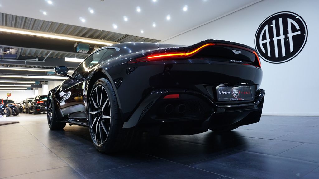 Aston Martin V8 Vantage 2021