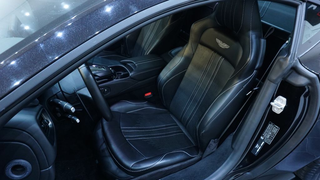 Aston Martin V8 Vantage 2021