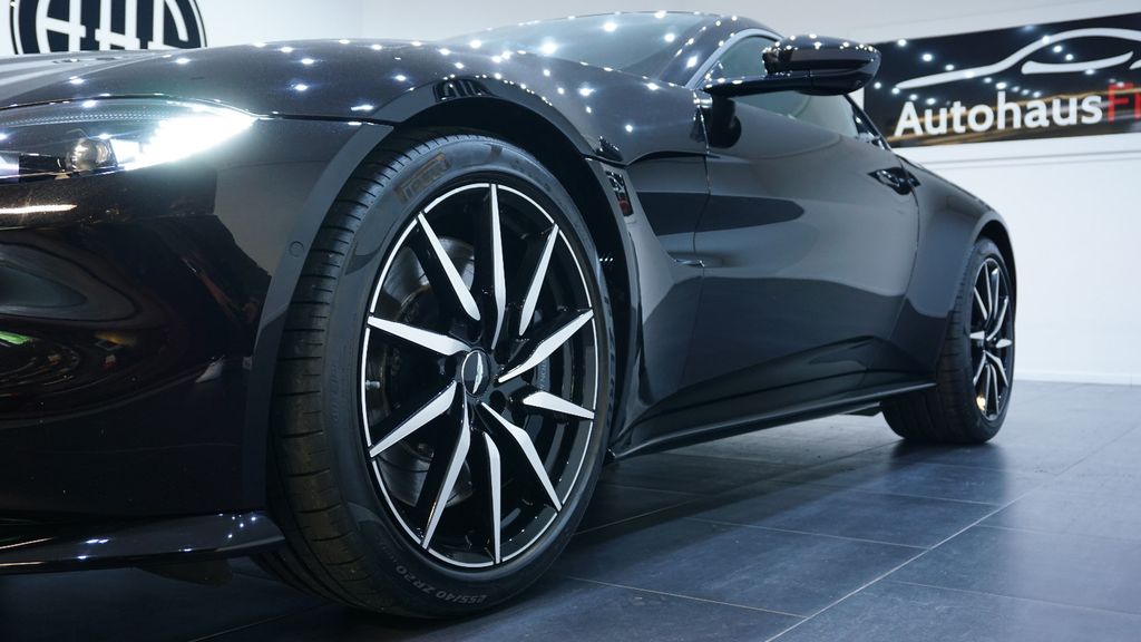 Aston Martin V8 Vantage 2021