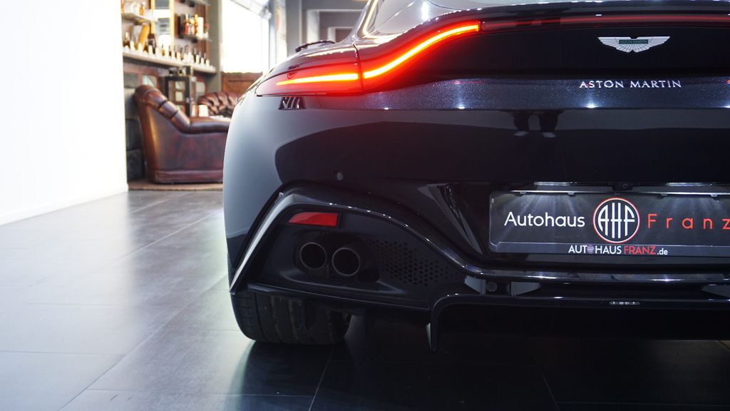 Aston Martin V8 Vantage 2021