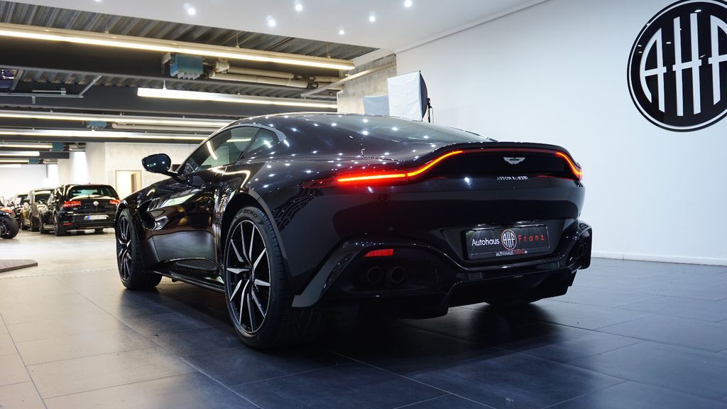 Aston Martin V8 Vantage 2021