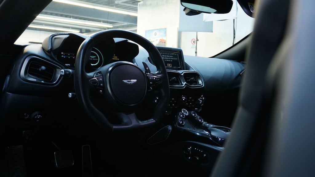 Aston Martin V8 Vantage 2021