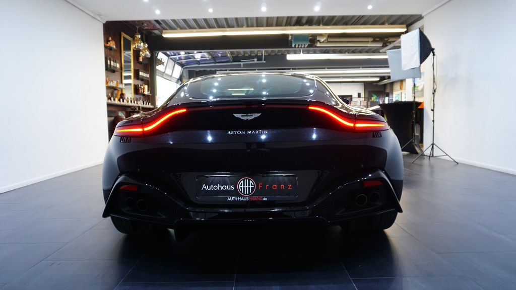 Aston Martin V8 Vantage 2021