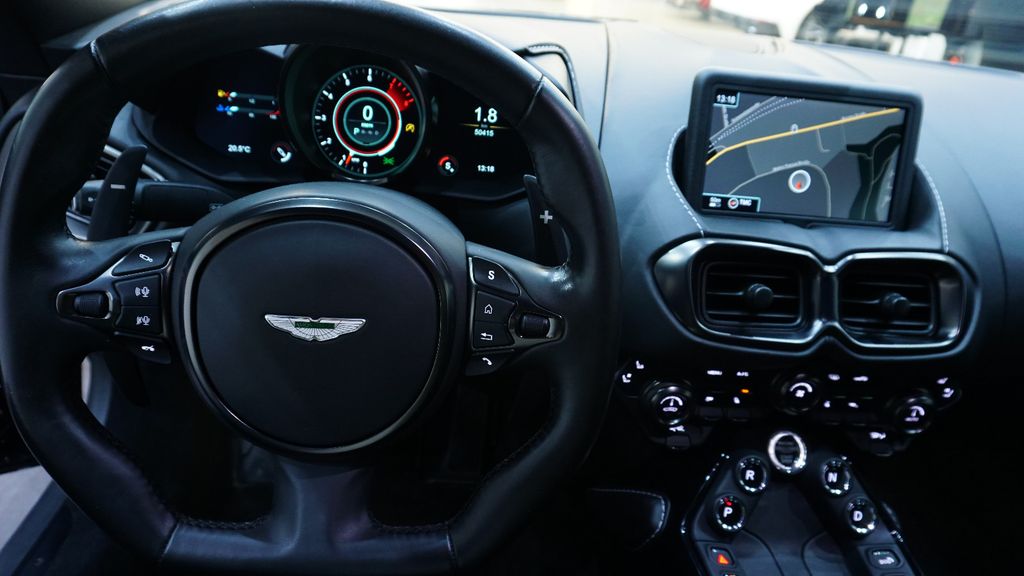 Aston Martin V8 Vantage 2021