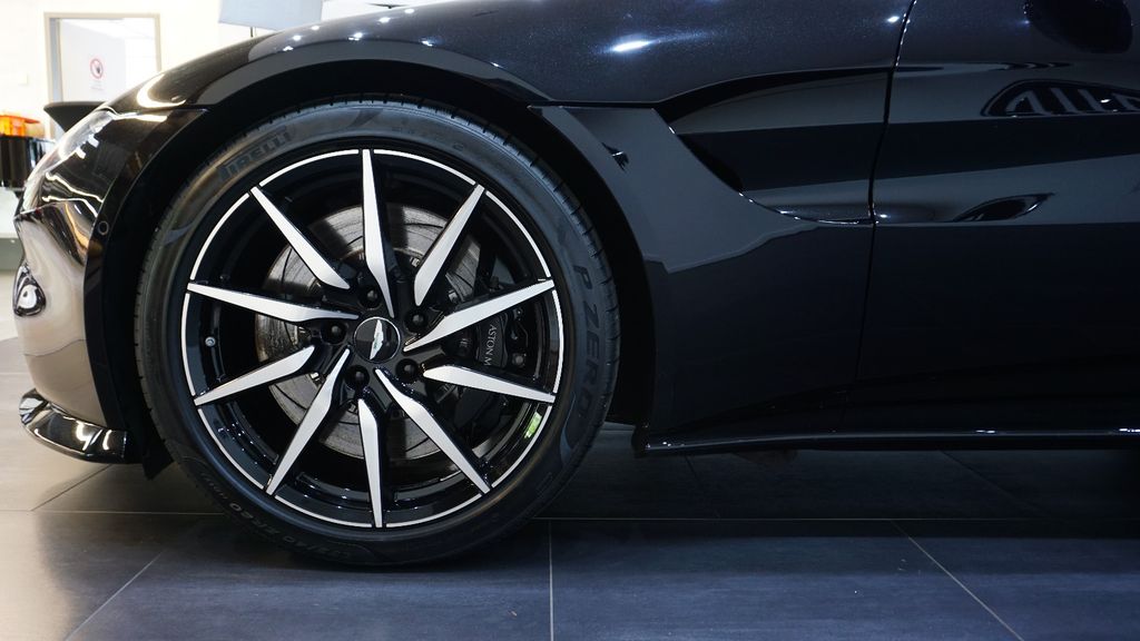 Aston Martin V8 Vantage 2021