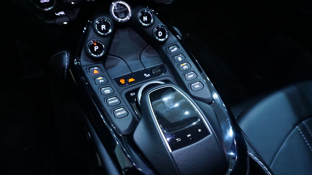 Aston Martin V8 Vantage 2021