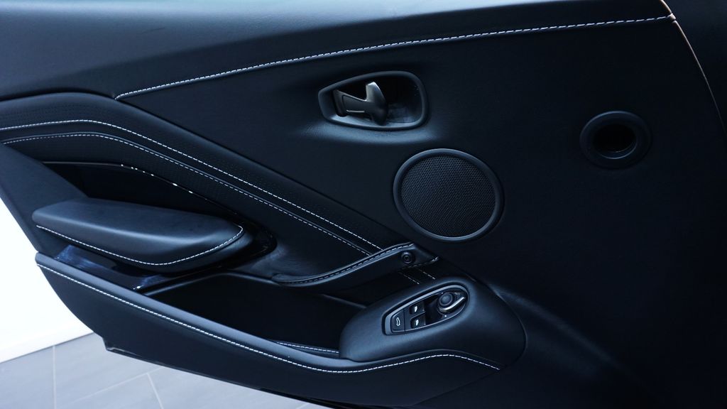 Aston Martin V8 Vantage 2021