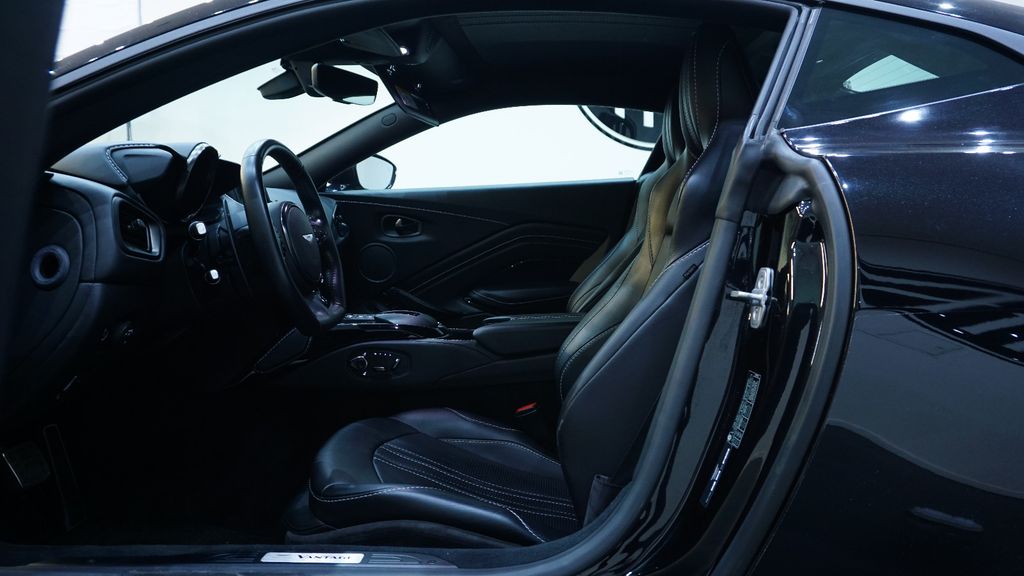 Aston Martin V8 Vantage 2021