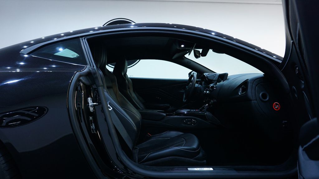 Aston Martin V8 Vantage 2021