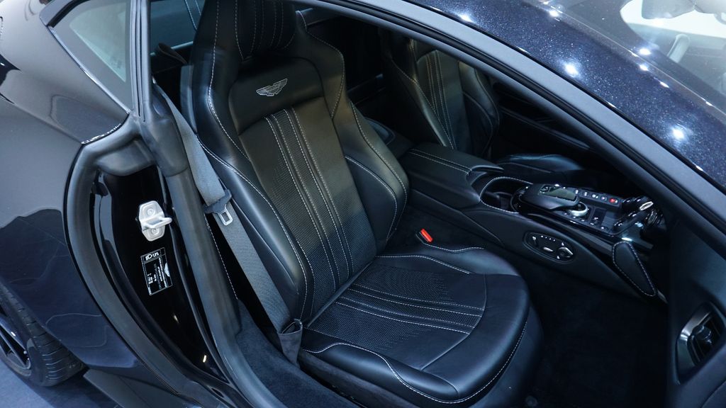 Aston Martin V8 Vantage 2021