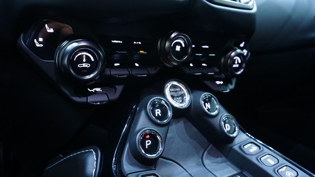 Aston Martin V8 Vantage 2021