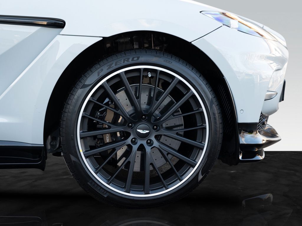 Aston Martin DBX 2024
