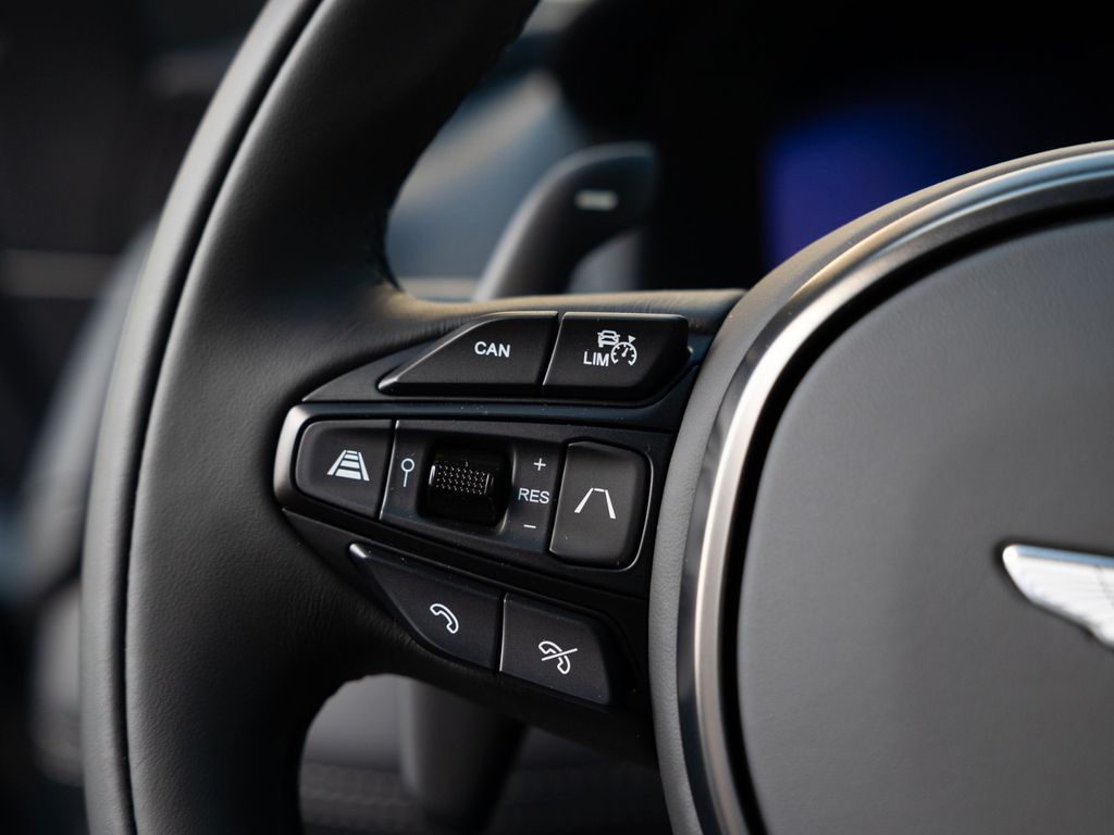 Aston Martin DBX 2024