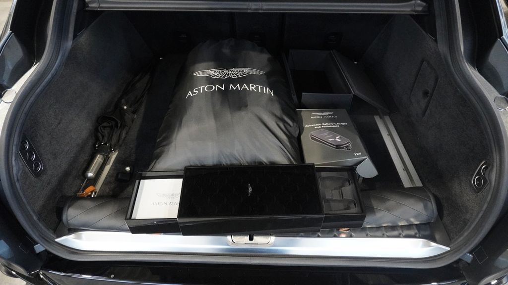 Aston Martin DBX 2023