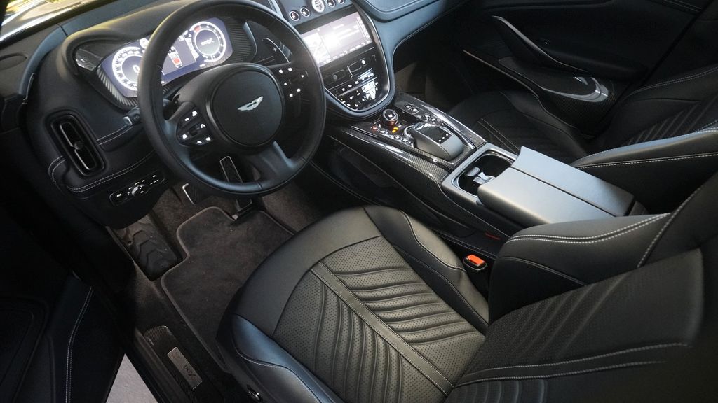 Aston Martin DBX 2023