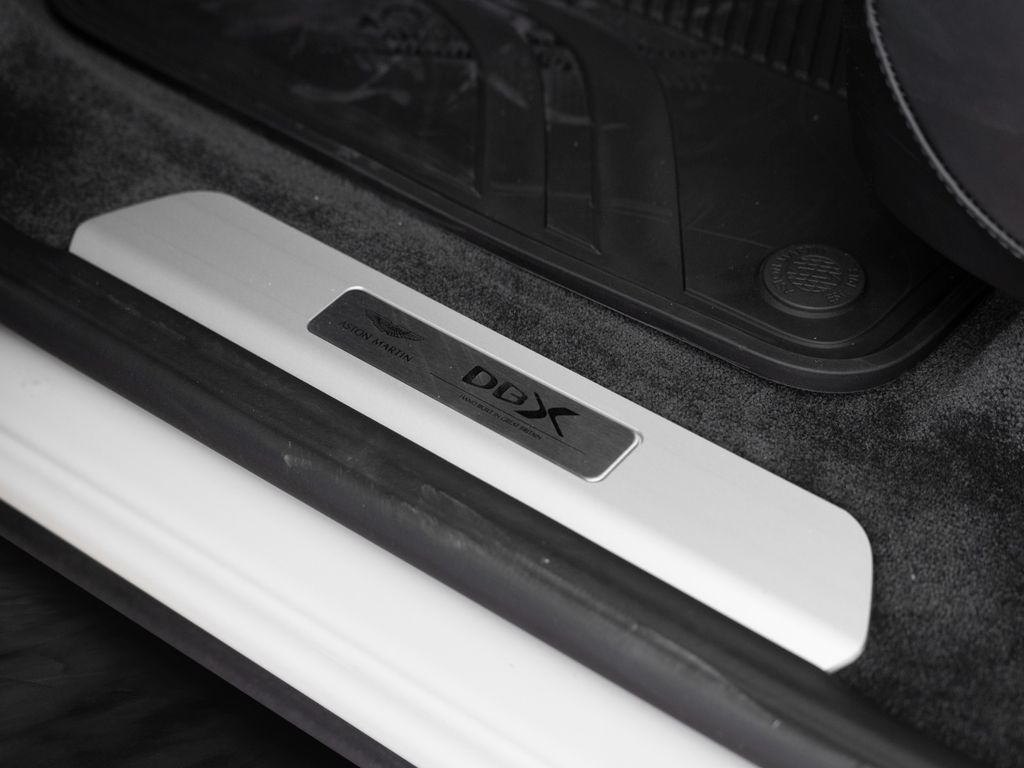 Aston Martin DBX 2024