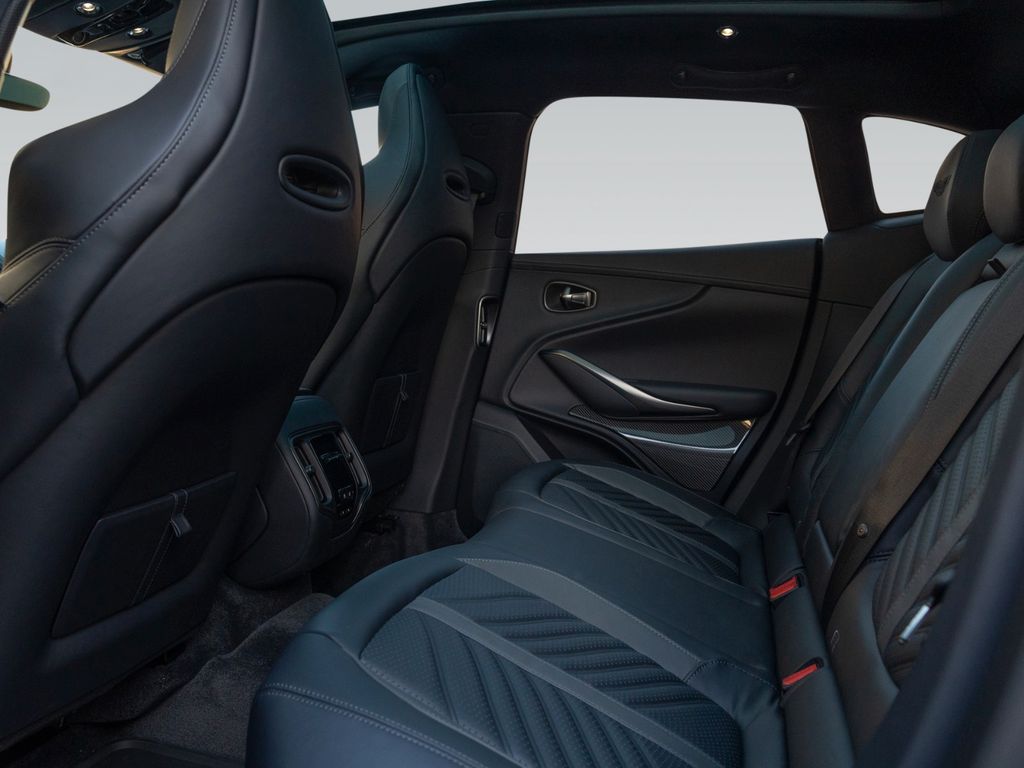 Aston Martin DBX 2024