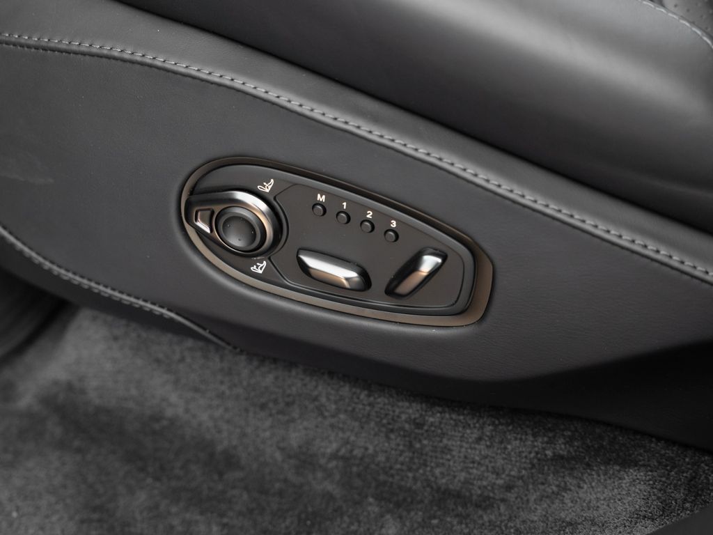 Aston Martin DBX 2024