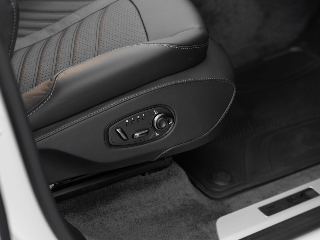 Aston Martin DBX 2024