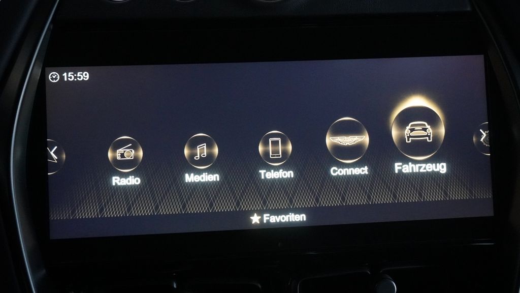 Aston Martin DBX 2023