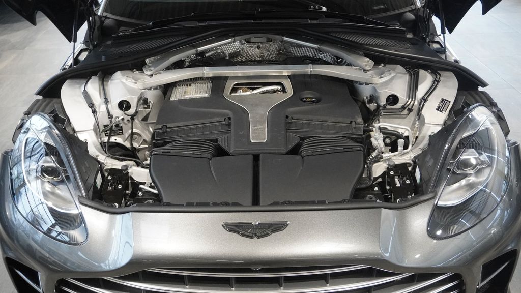 Aston Martin DBX 2023