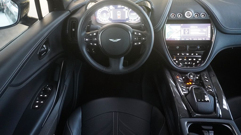 Aston Martin DBX 2023