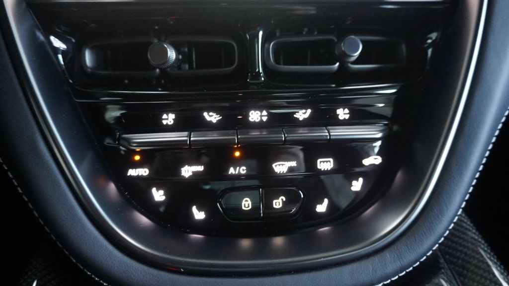 Aston Martin DBX 2023