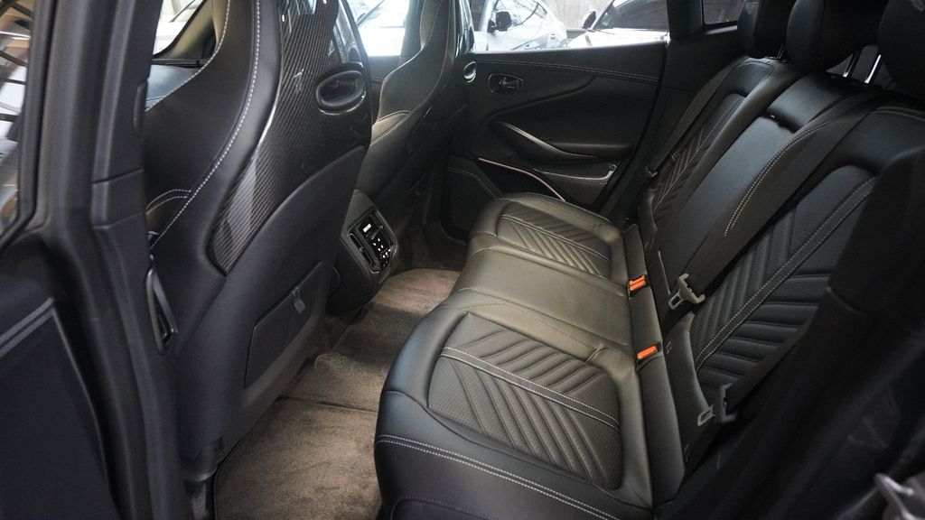 Aston Martin DBX 2023