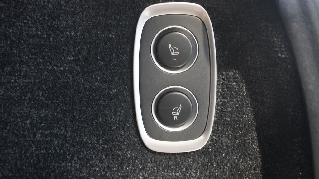 Aston Martin DBX 2023