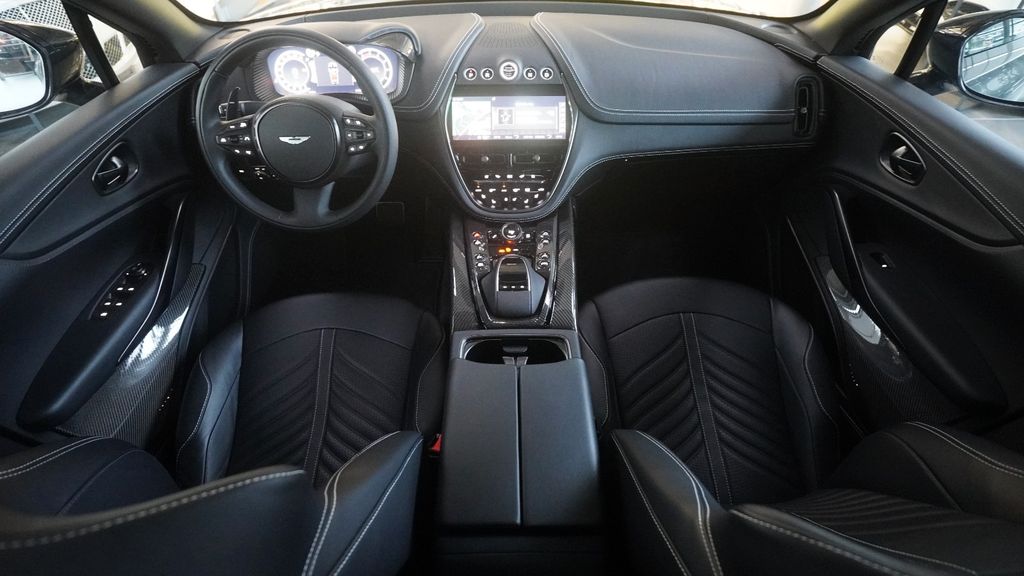 Aston Martin DBX 2023