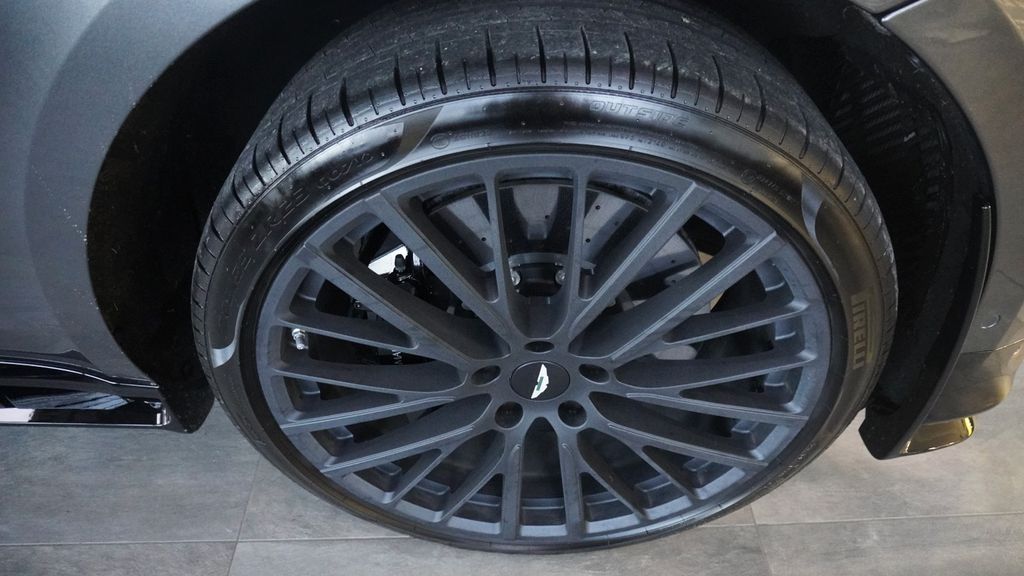 Aston Martin DBX 2023