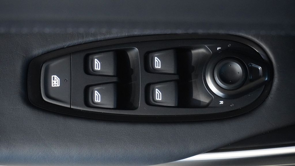 Aston Martin DBX 2023